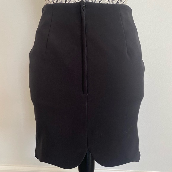 Black mini skirt wiith wave shaped hemming and pockets - Picture 3 of 3